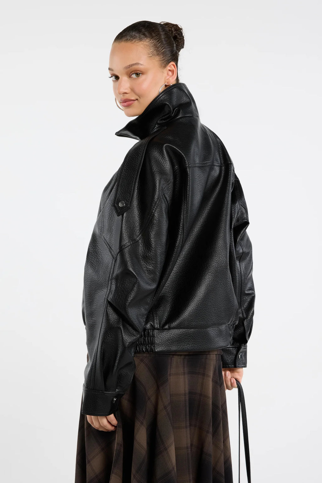 Cuero sintético con detalles de estilo motero