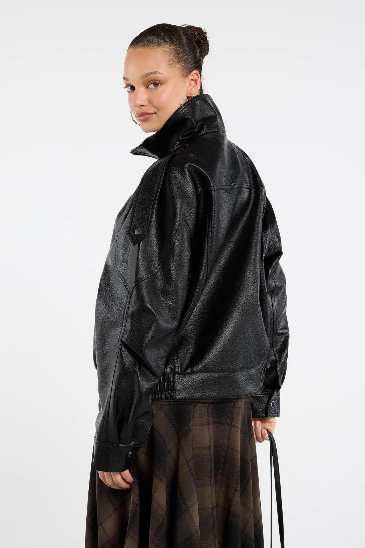 Cuero sintético con detalles de estilo motero