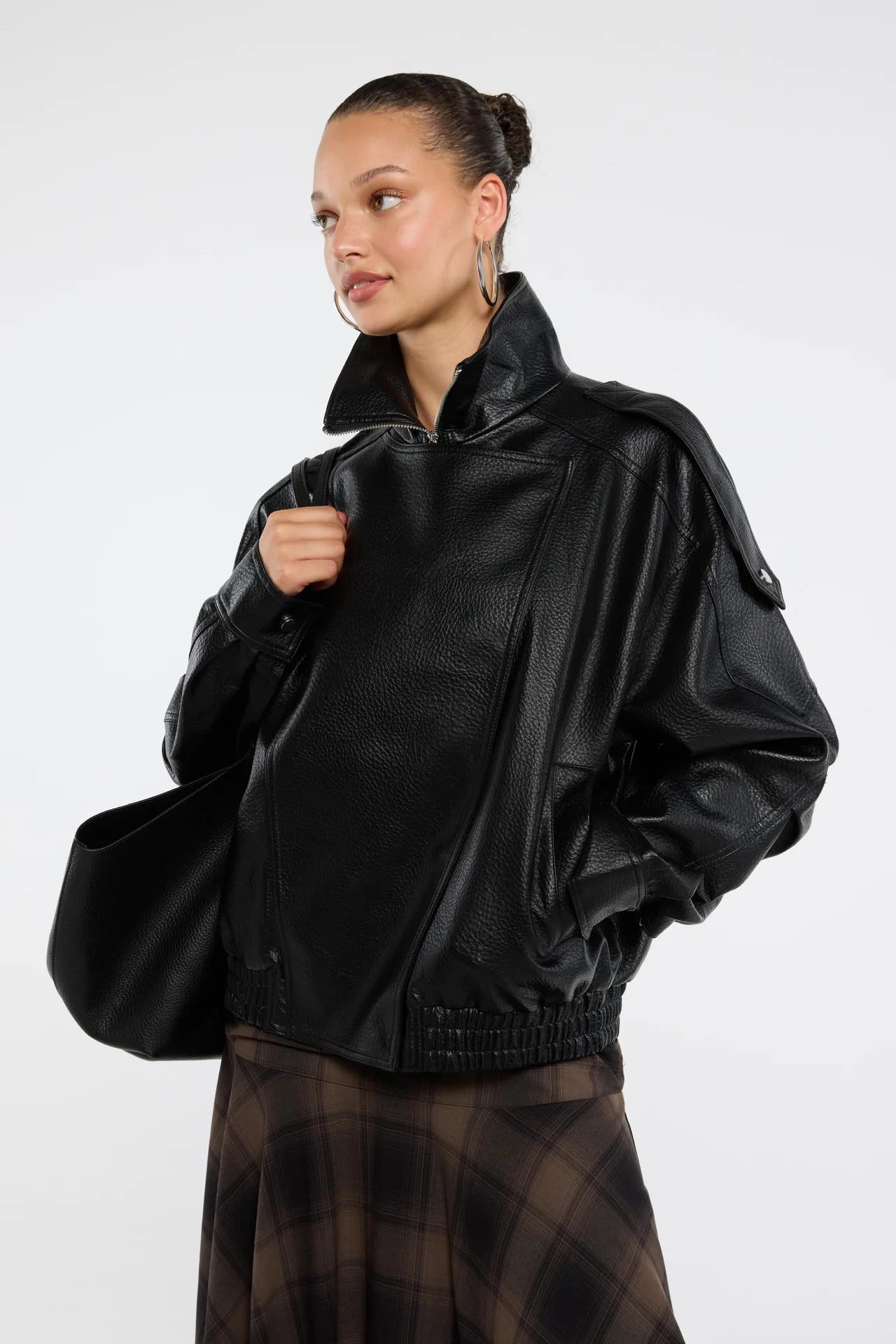 Cuero sintético con detalles de estilo motero
